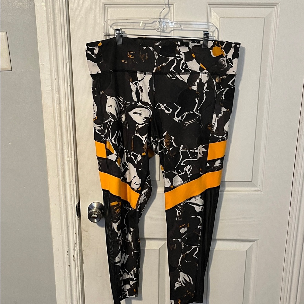 New Balance Abstract Black and Yellow Cropped Leggings